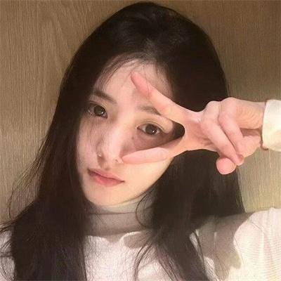 当她换上泳衣